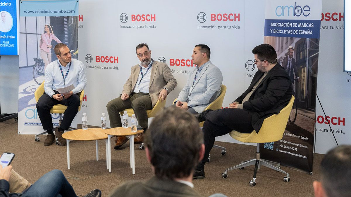 Participantes en una mesa de debate durante un encuentro profesional del sector de la bicicleta